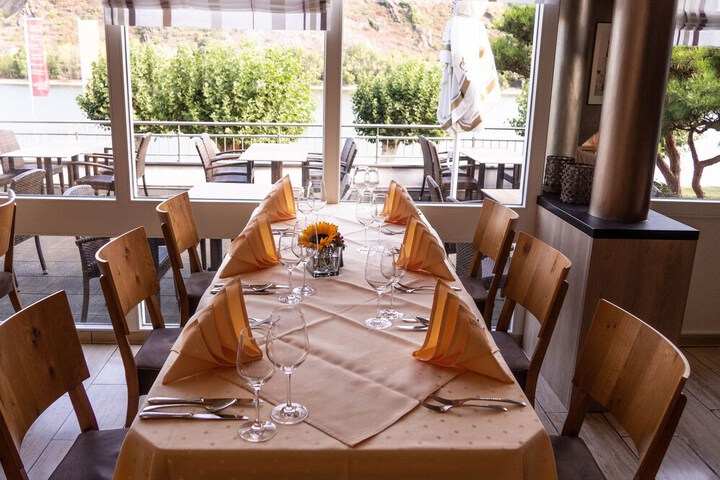 Dining 20 of 32
