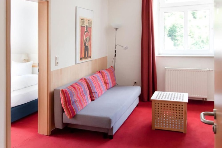 Room 33 of 60
