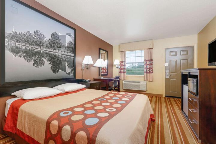 1 King Bed Efficiency (11 of 15)