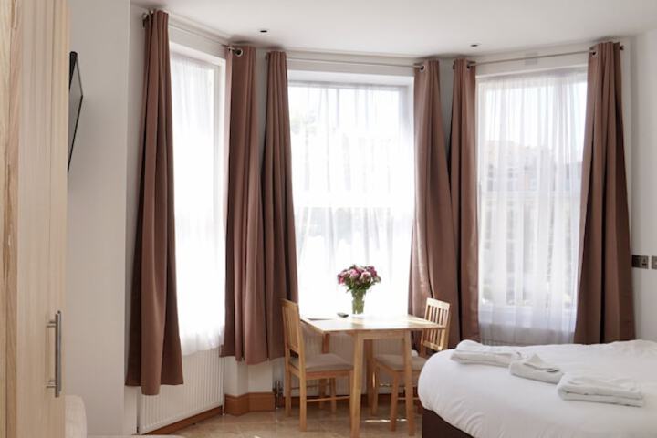 Room 3 of 90