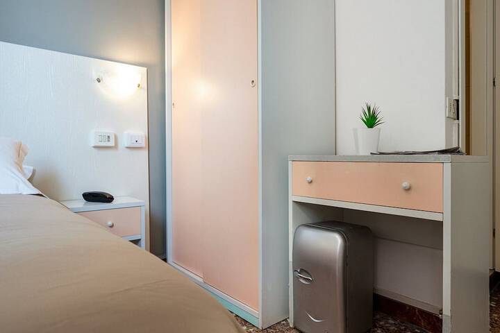 Room 9 of 37