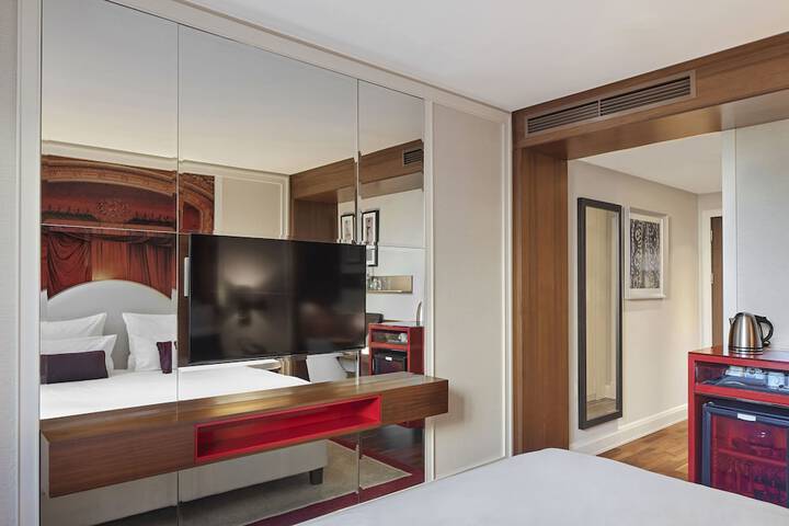 Room 8 of 81