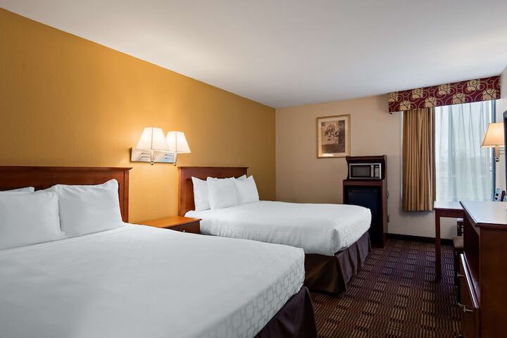 2 Queen Beds High Speed Internet Accessible Microwave, Refrigerator, Continental Breakfast (9 of 11)