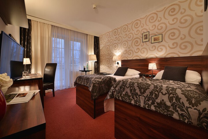 Room 4 of 25