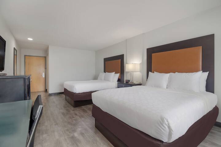 2 Queen Beds (10 of 10)