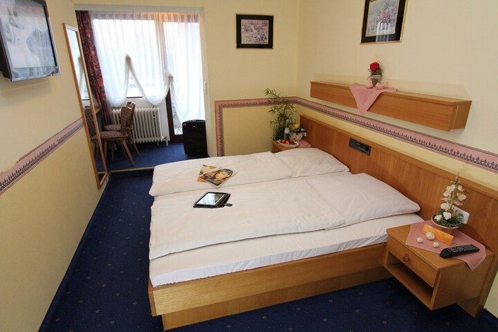 Room 4 of 37