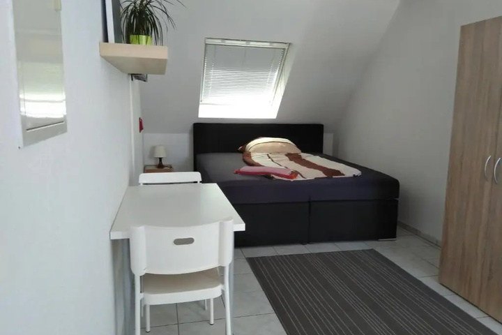 Room 3 of 8