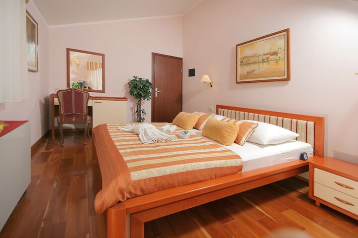Room 9 of 82