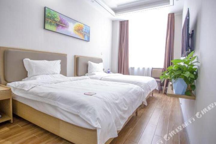 Bayannaoer Junyi Crown Hotel