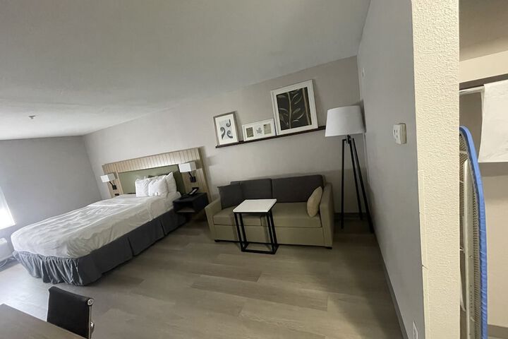 1 King Bed (4 of 25)