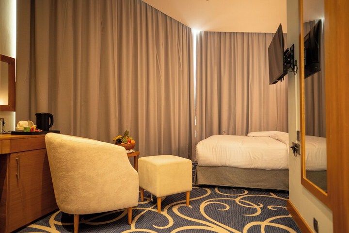 Room 12 of 82