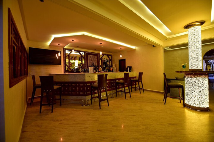 Lounge 22 of 23