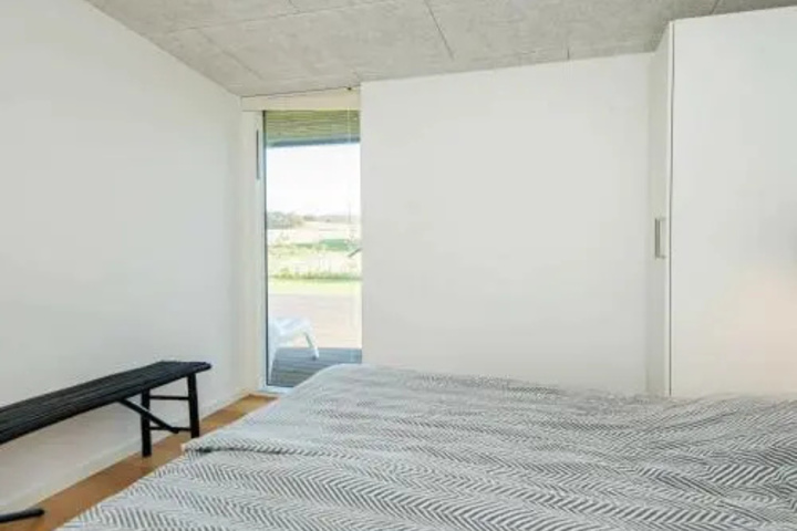 Room 5 of 16