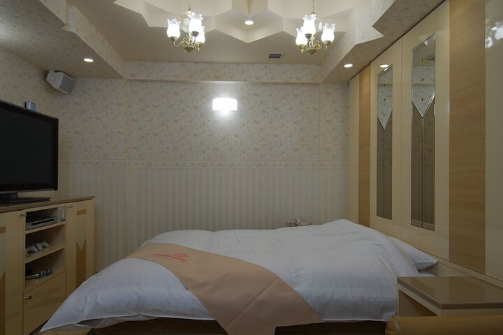 Room 6 of 12