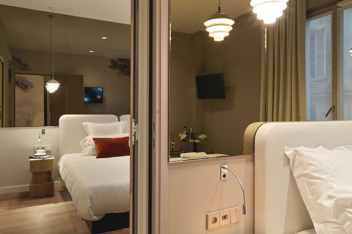 Room 7 of 28