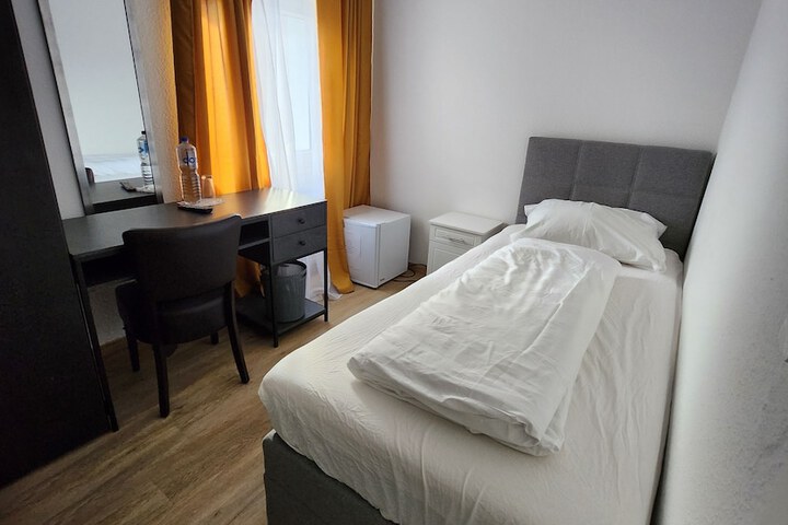 Room 3 of 27