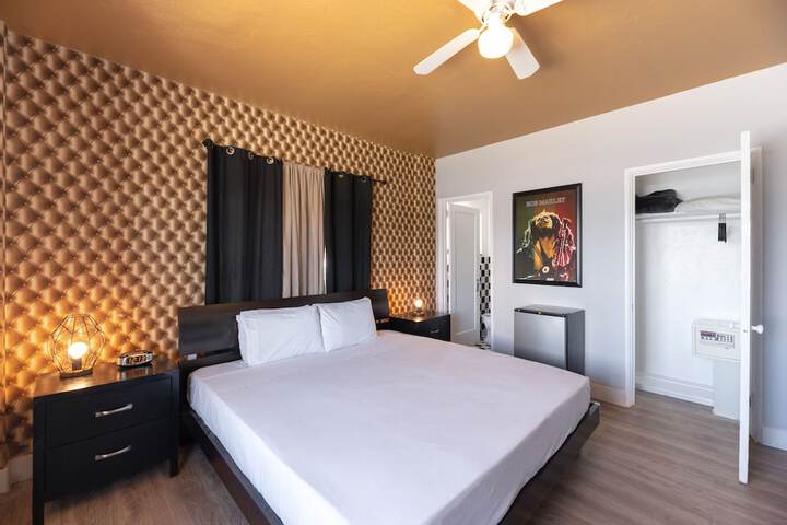 1 King Bed (2 of 9)