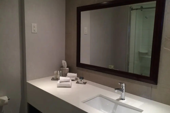 Room 9 of 33