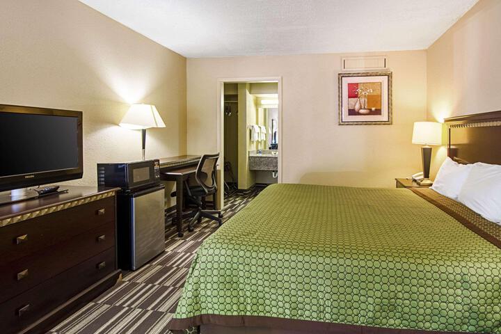 1 King Bed (4 of 5)