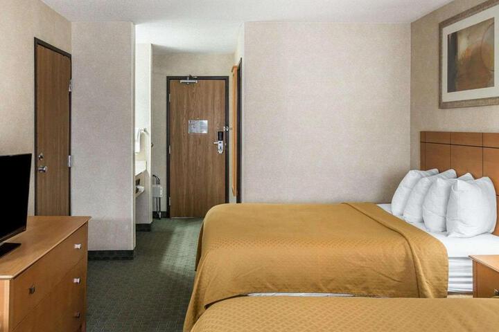 1 Queen Bed Accessible (7 of 10)