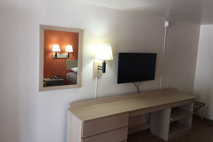 1 Queen Bed (6 of 13)