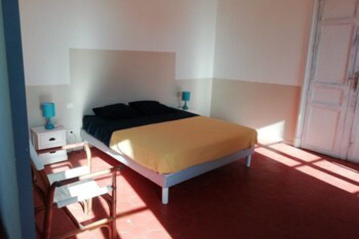 Room 4 of 33