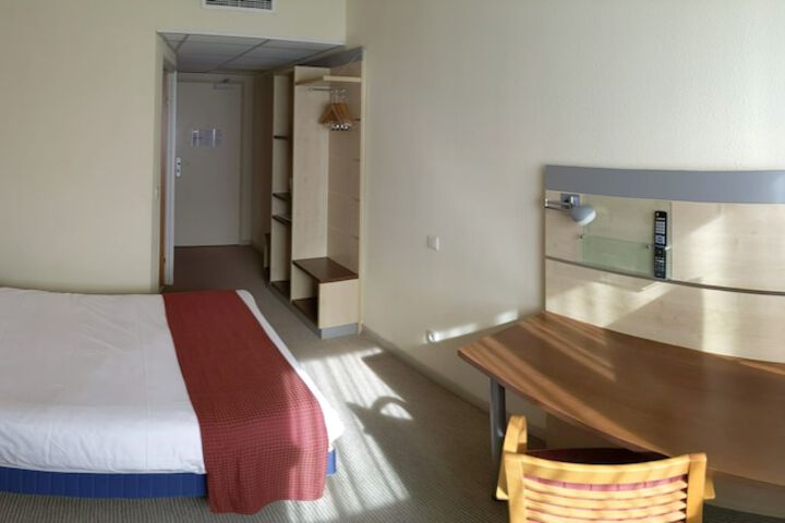 Room 4 of 32