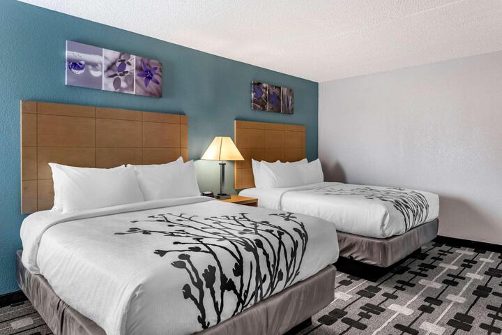 2 Queen Beds (9 of 10)