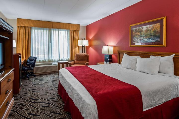 1 King Bed Microwave and Refrigerator WiFi Full Breakfast (1 of 8)