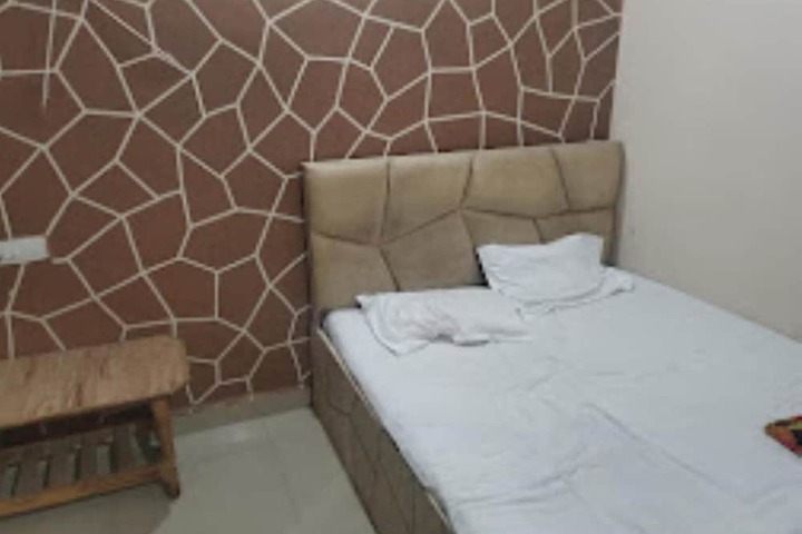 Room 7 of 12