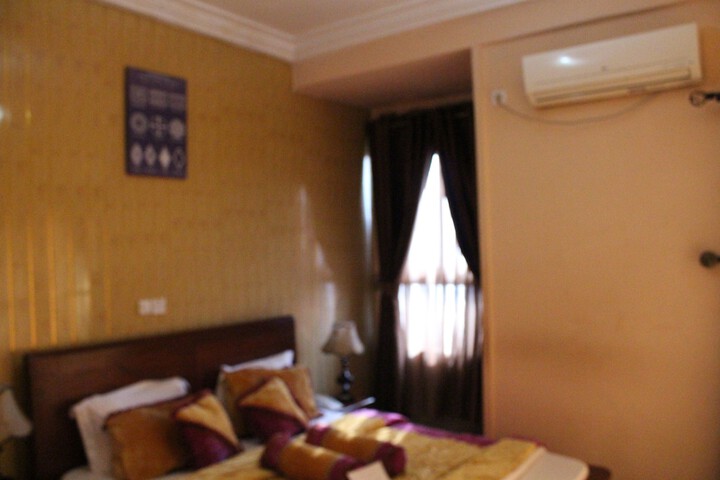 Room 13 of 33