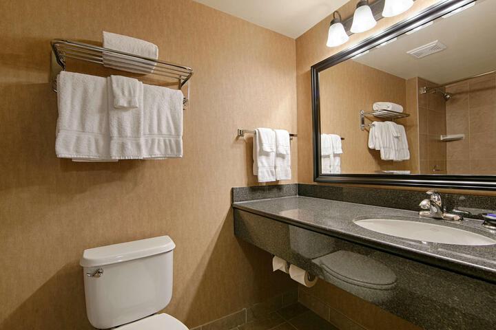 1 King Bed High Speed Internet Accessible Work Desk Coffee Maker Full Breakfast (6 of 28)
