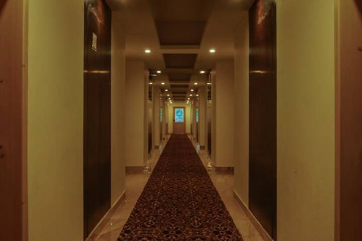Ballroom/Hall 76 of 92