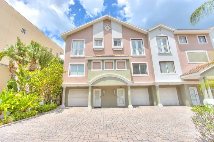 Image of Bayway Luxury Townhome 4 Bedroom Townhouse by RedAwning