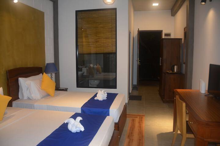 Room 4 of 25