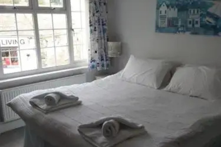 Room 4 of 10