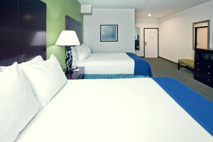 1 Queen Bed (3 of 10)