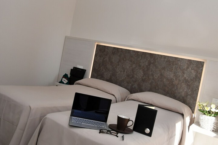 Room 11 of 34