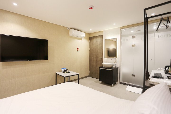 Room 30 of 46