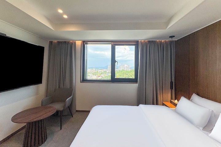 Room 8 of 42