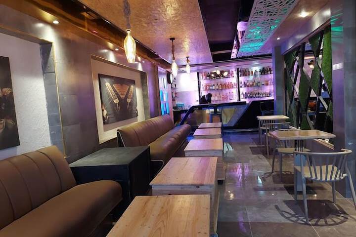 Lounge 33 of 47