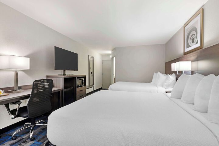 2 Queen Beds Microwave and Refrigerator WiFi Full Breakfast (4 of 6)