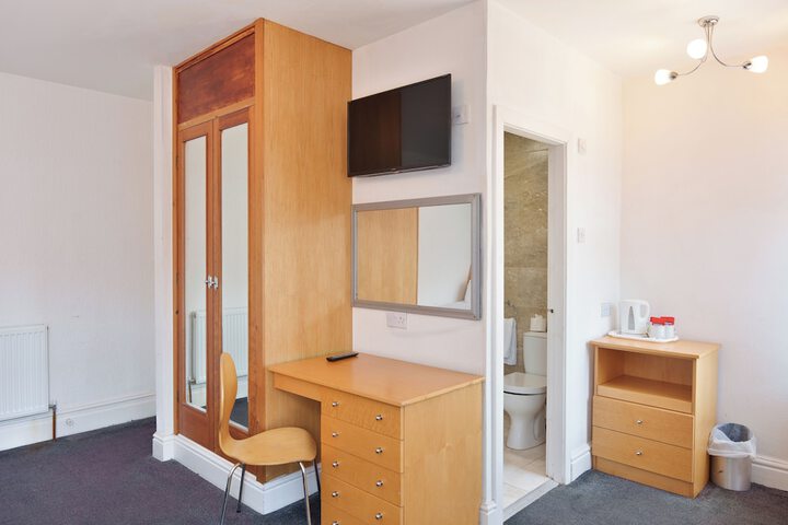 Room 16 of 76