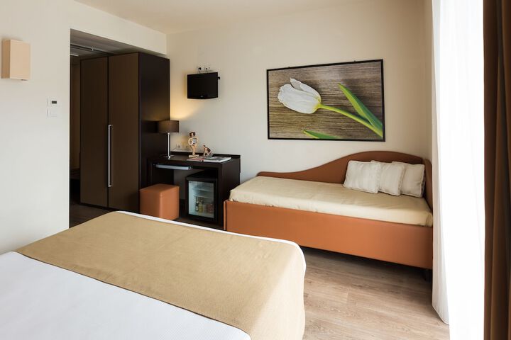 Room 10 of 34
