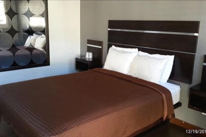 Basic Room 1 Queen Bed