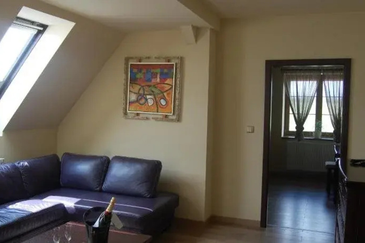 Room 9 of 18