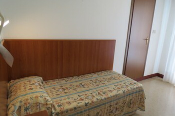Room 33 of 47