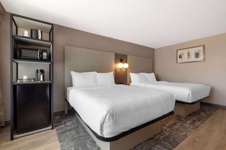 2 Queen Accessible Bathtub Microwave and Refrigerator WiFi Full Breakfast (2 of 13)