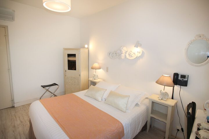 Room 12 of 164