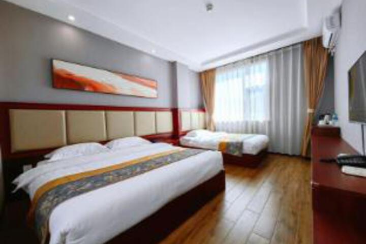 Room 8 of 9